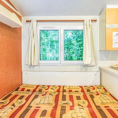 Cozy Stacaravan In Conques-en-rouergues Campeggio