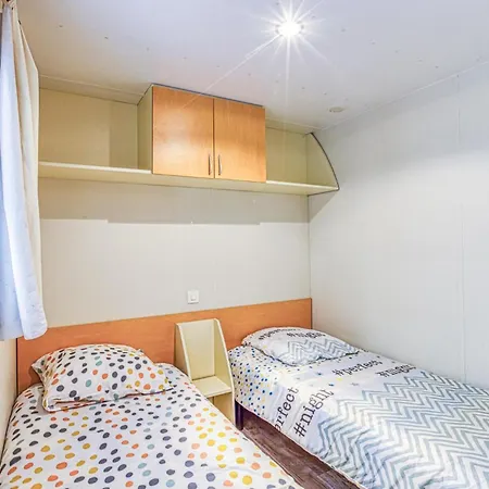 Cozy Stacaravan In Conques-en-rouergues Campeggio